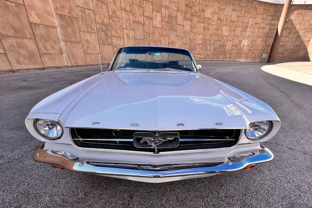 Las-Vegas-1965-white-ford-mustang-front-hood-view