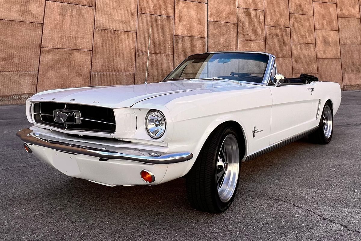 Las-Vegas-1965-white-ford-mustang-front-left-side-view