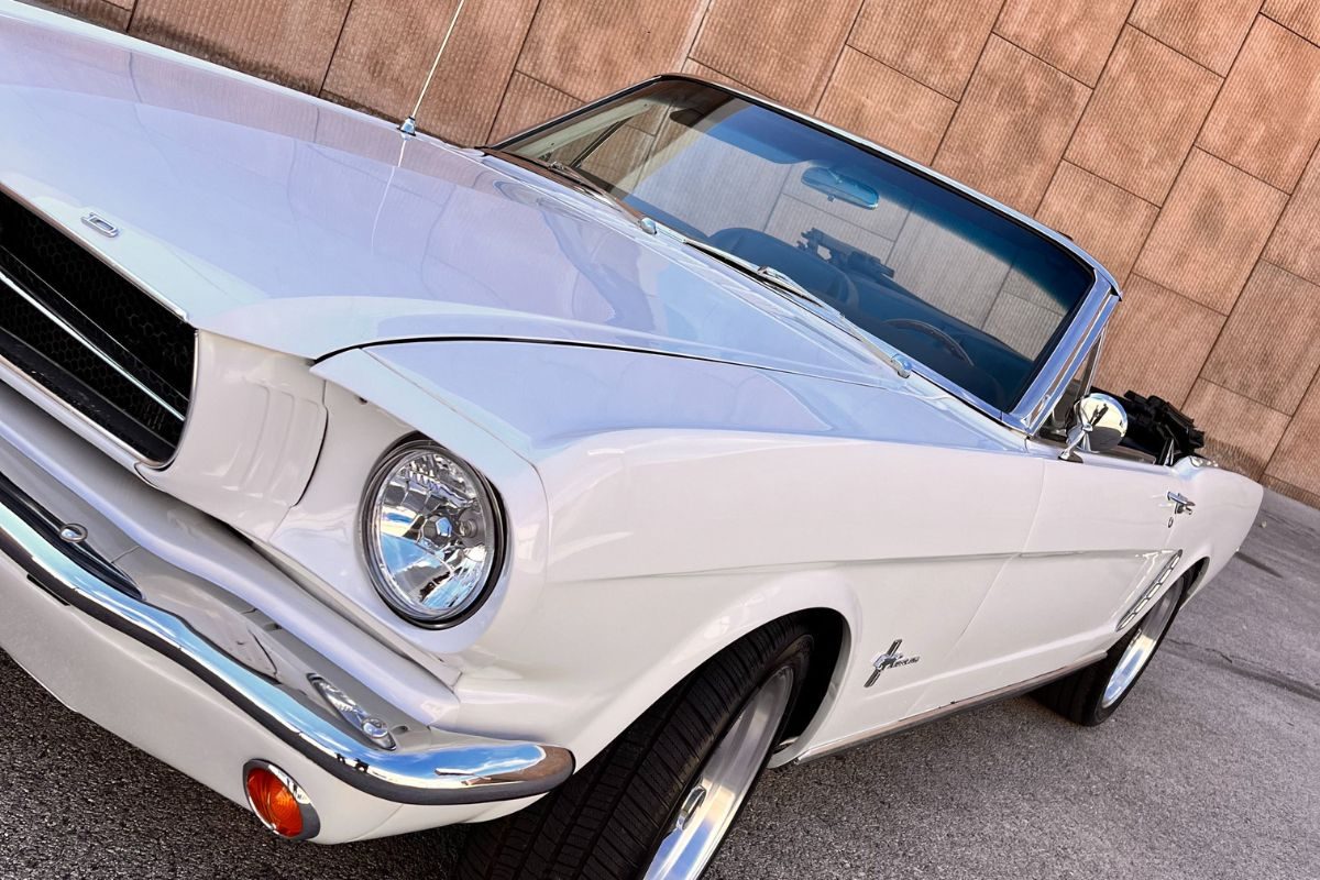 Las-Vegas-1965-white-ford-mustang-front-right-side-view