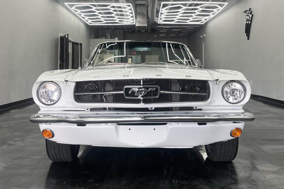 Las-Vegas-1965-white-ford-mustang-front-view