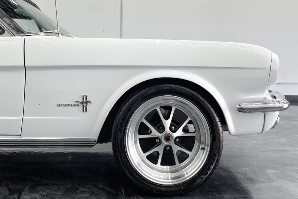Las-Vegas-1965-white-ford-mustang-side-view