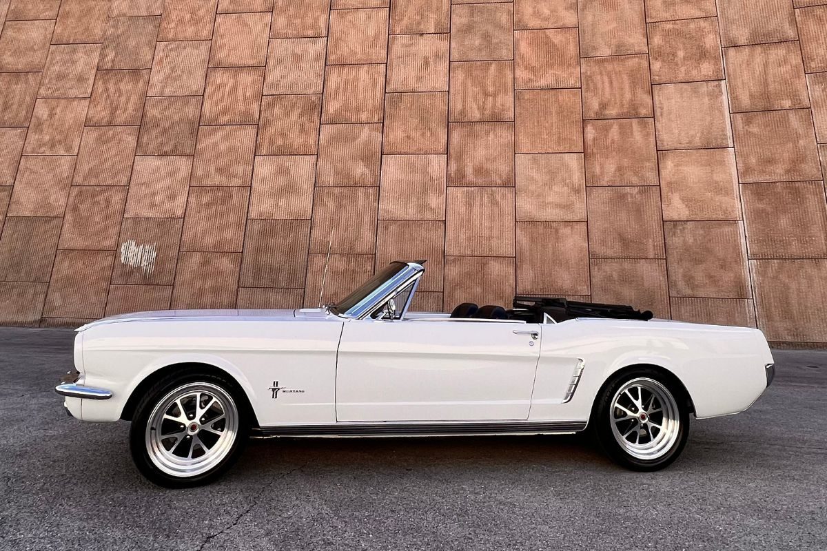 Las-Vegas-1965-white-ford-mustang-side-view