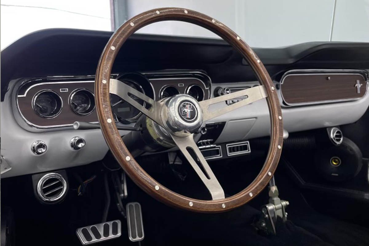 Las-Vegas-1965-white-ford-mustang-steering-wheel