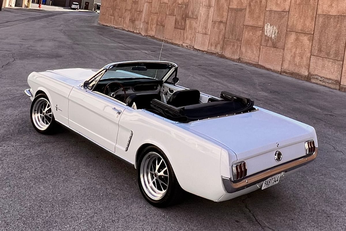 Las-Vegas-1965-white-ford-mustang-top-back-view