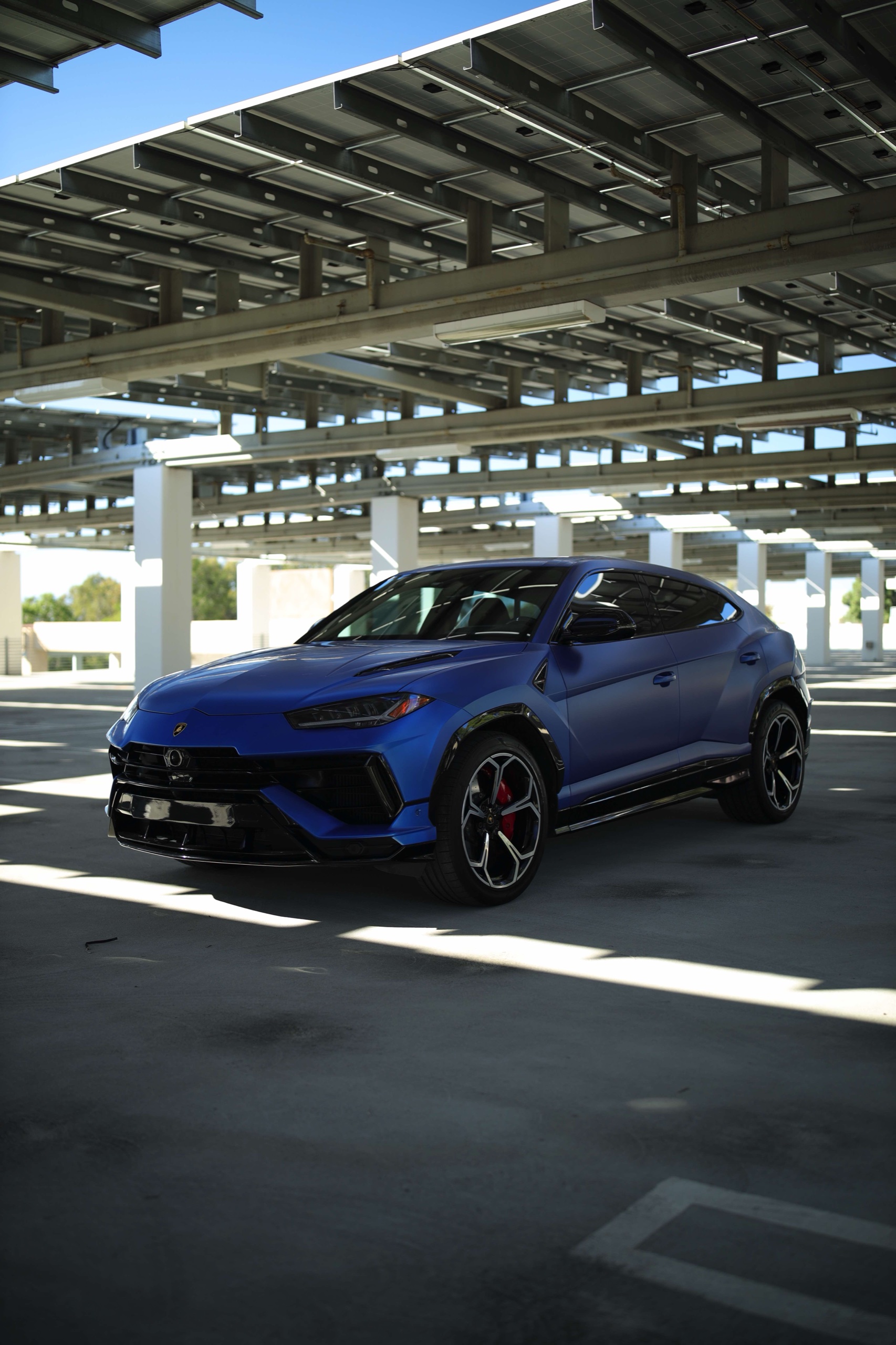 Portrait front three-quarter view of the Frozen Blue Lamborghini Urus S