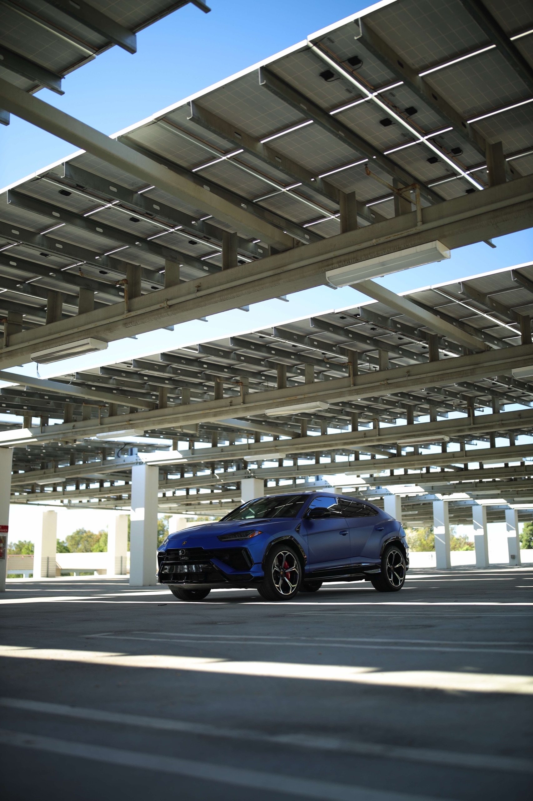Low front three-quarter view of the Frozen Blue Lamborghini Urus S