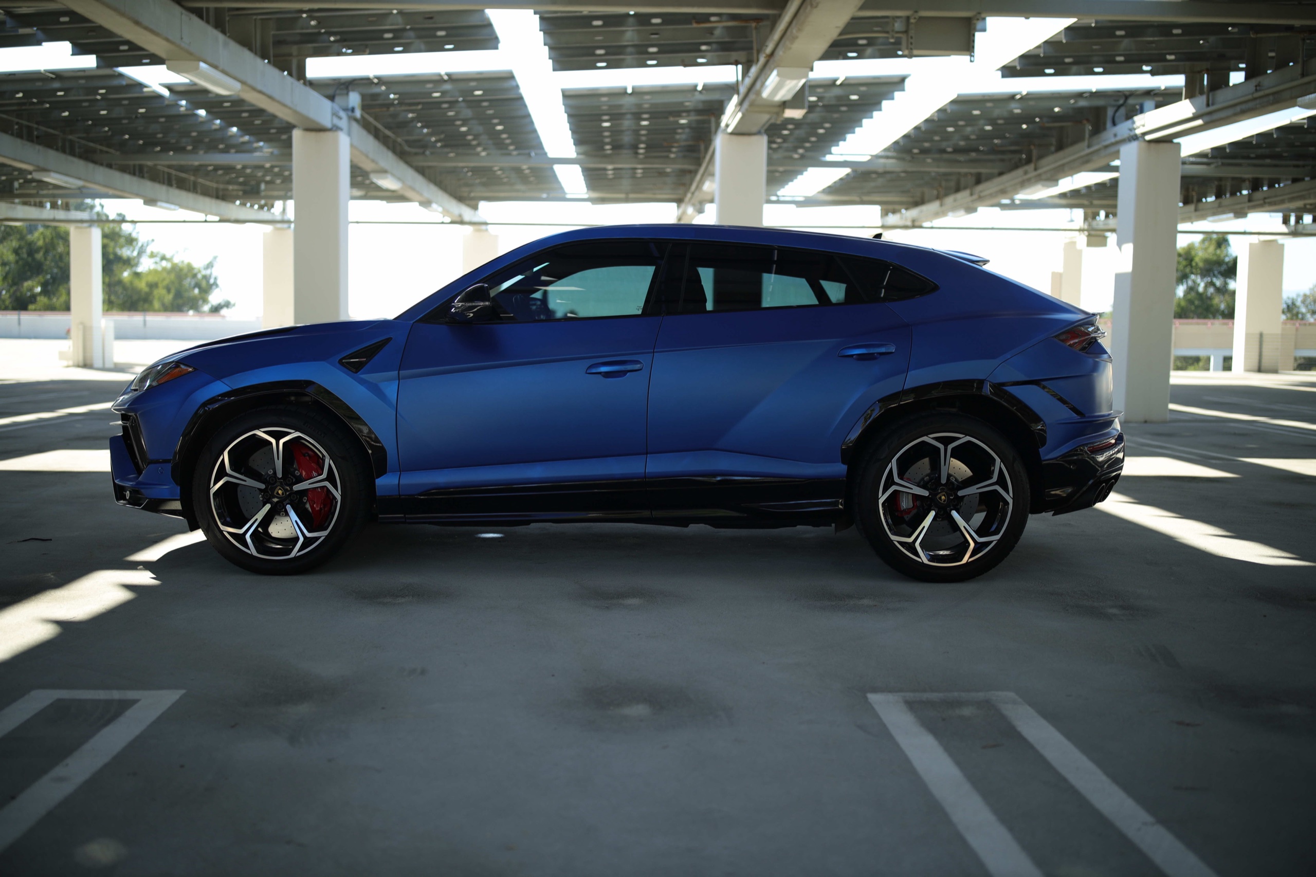 Side profile of the Frozen Blue Lamborghini Urus S