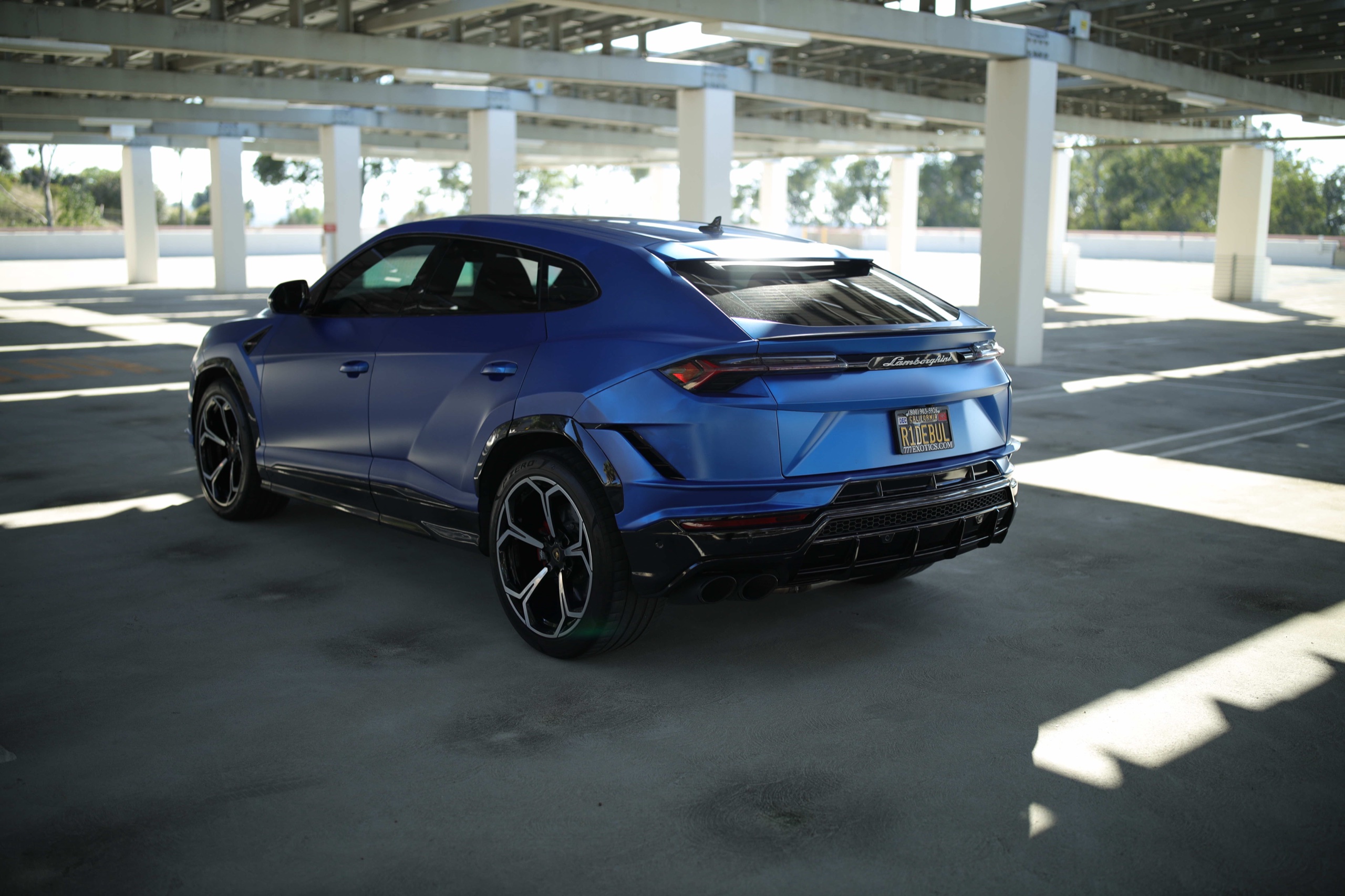 Rear three-quarter view of the Frozen Blue Lamborghini Urus S