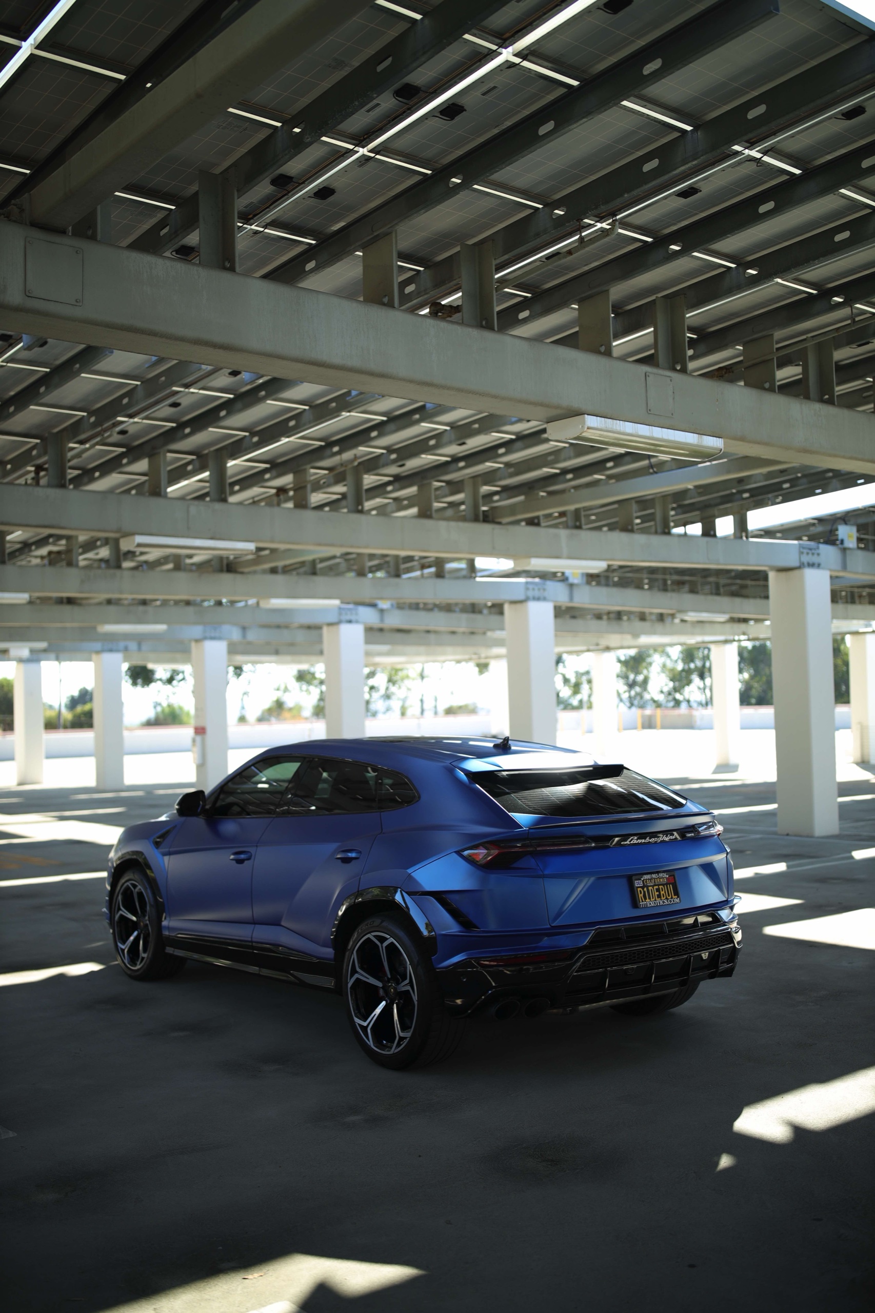 Portrait rear three-quarter view of the Frozen Blue Lamborghini Urus S