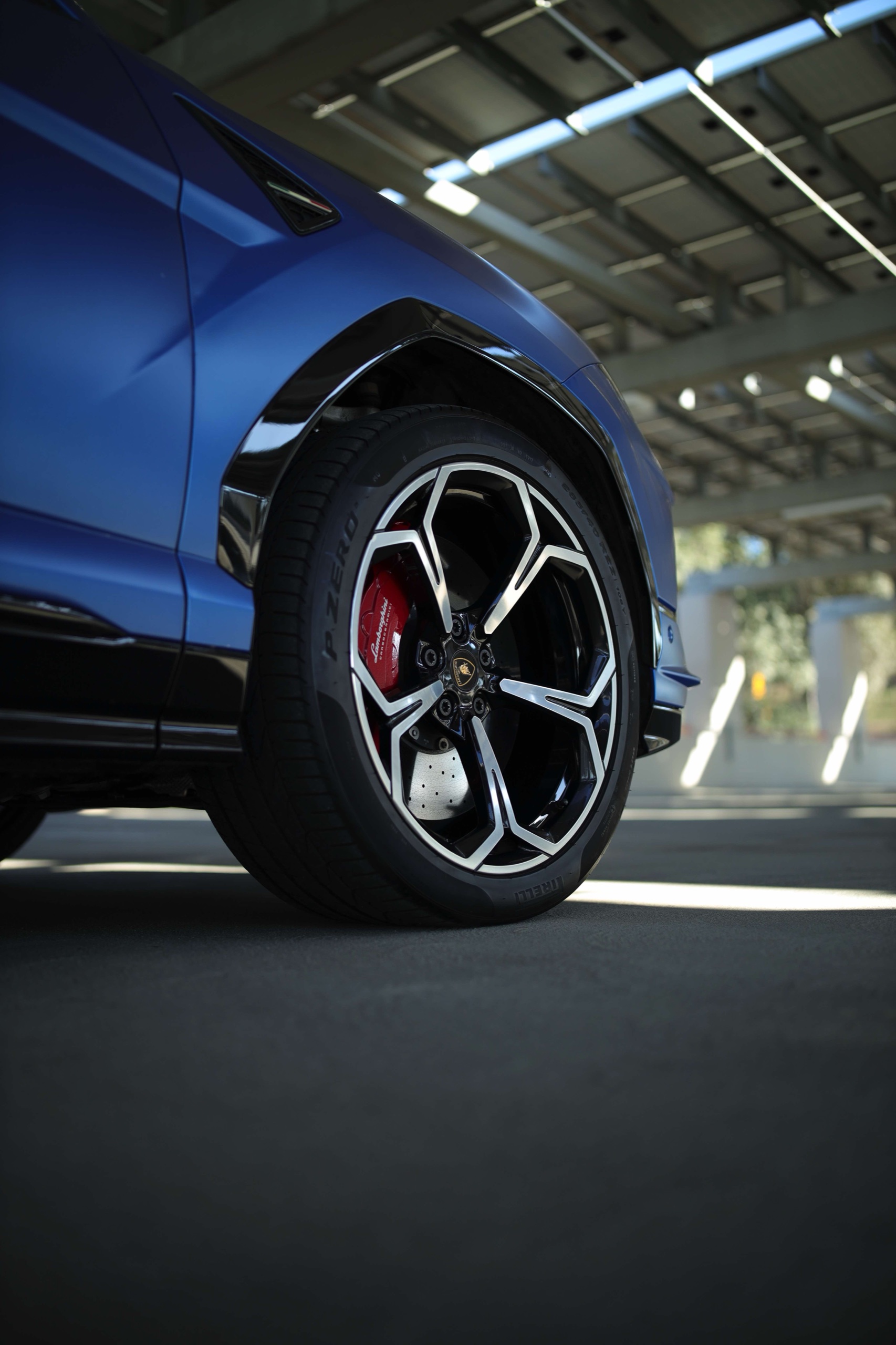 Lamborghini Urus S front wheel with a red brake caliper
