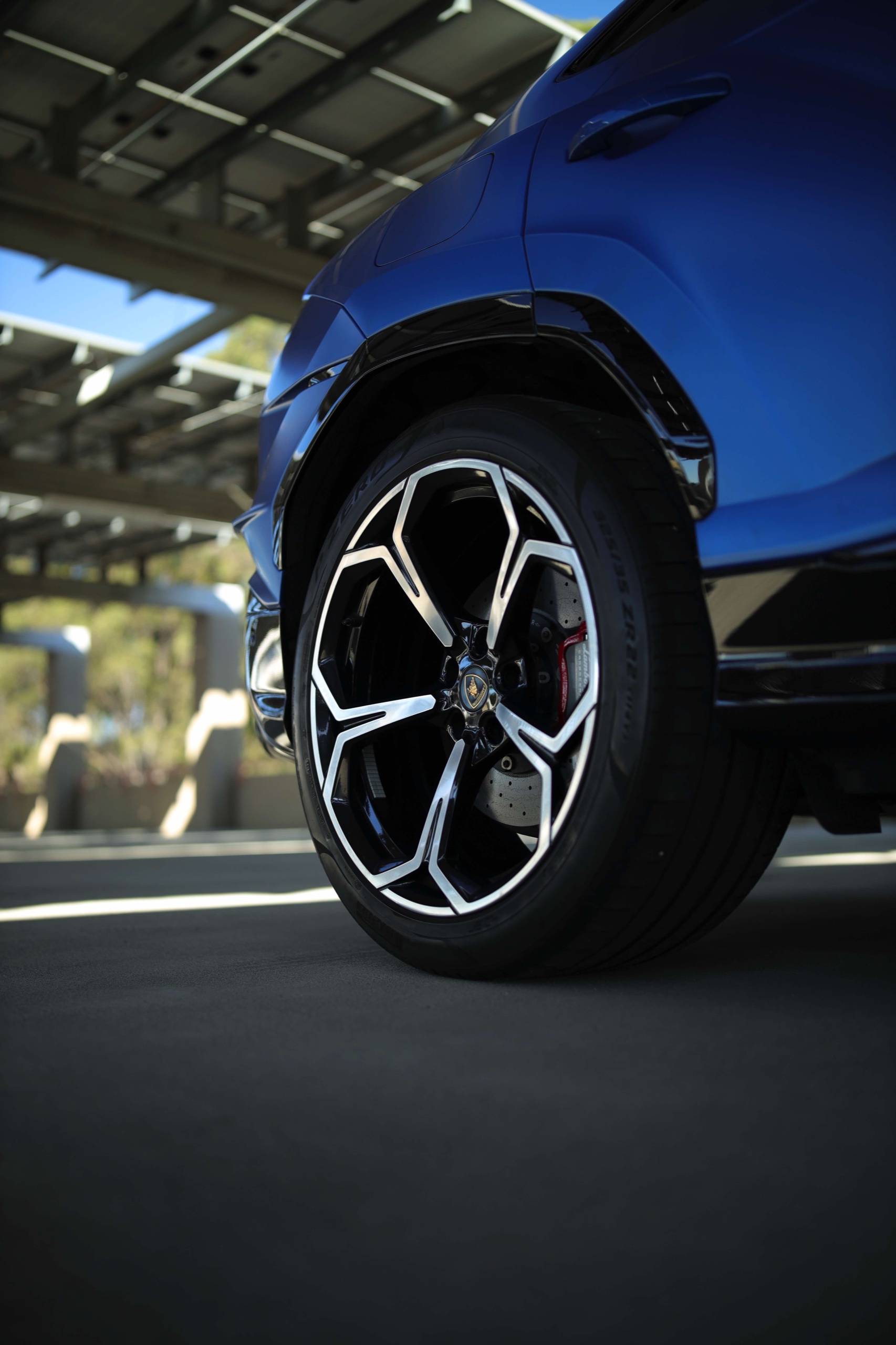 Lamborghini Urus S rear wheel and Frozen Blue body panel