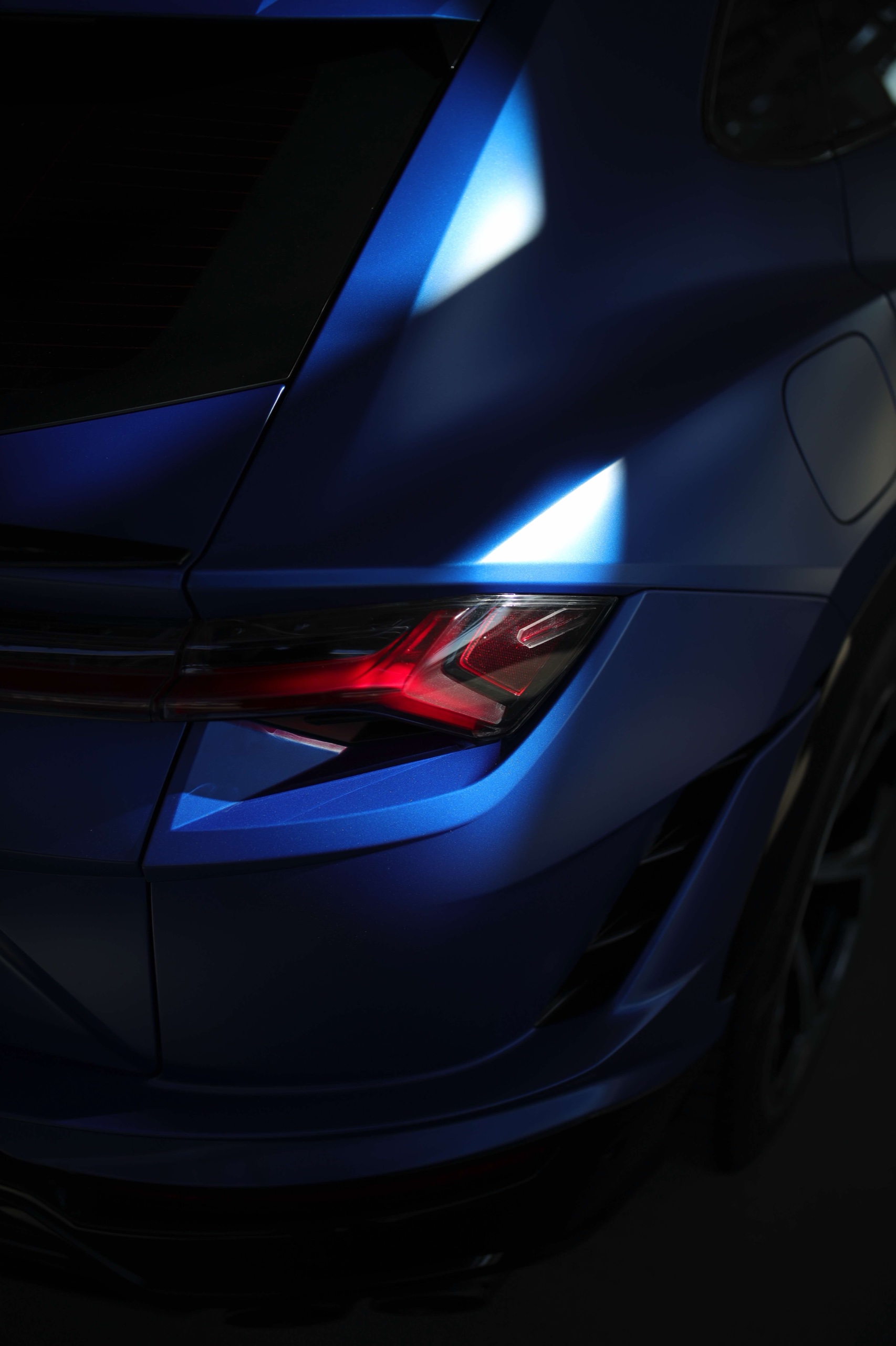 Lamborghini Urus S rear light and Frozen Blue rear quarter panel