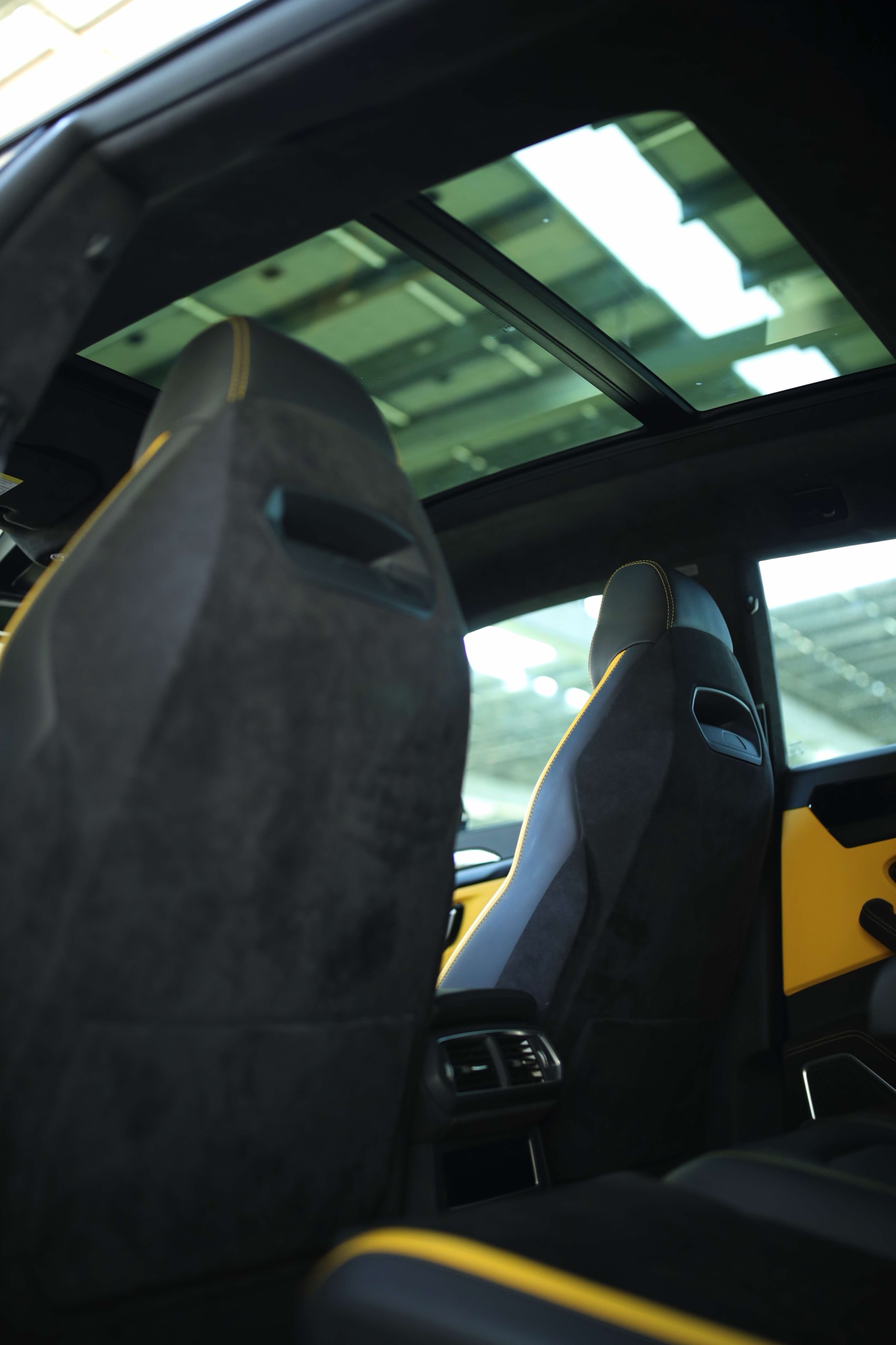 Panoramic glass roof above the Lamborghini Urus S cabin