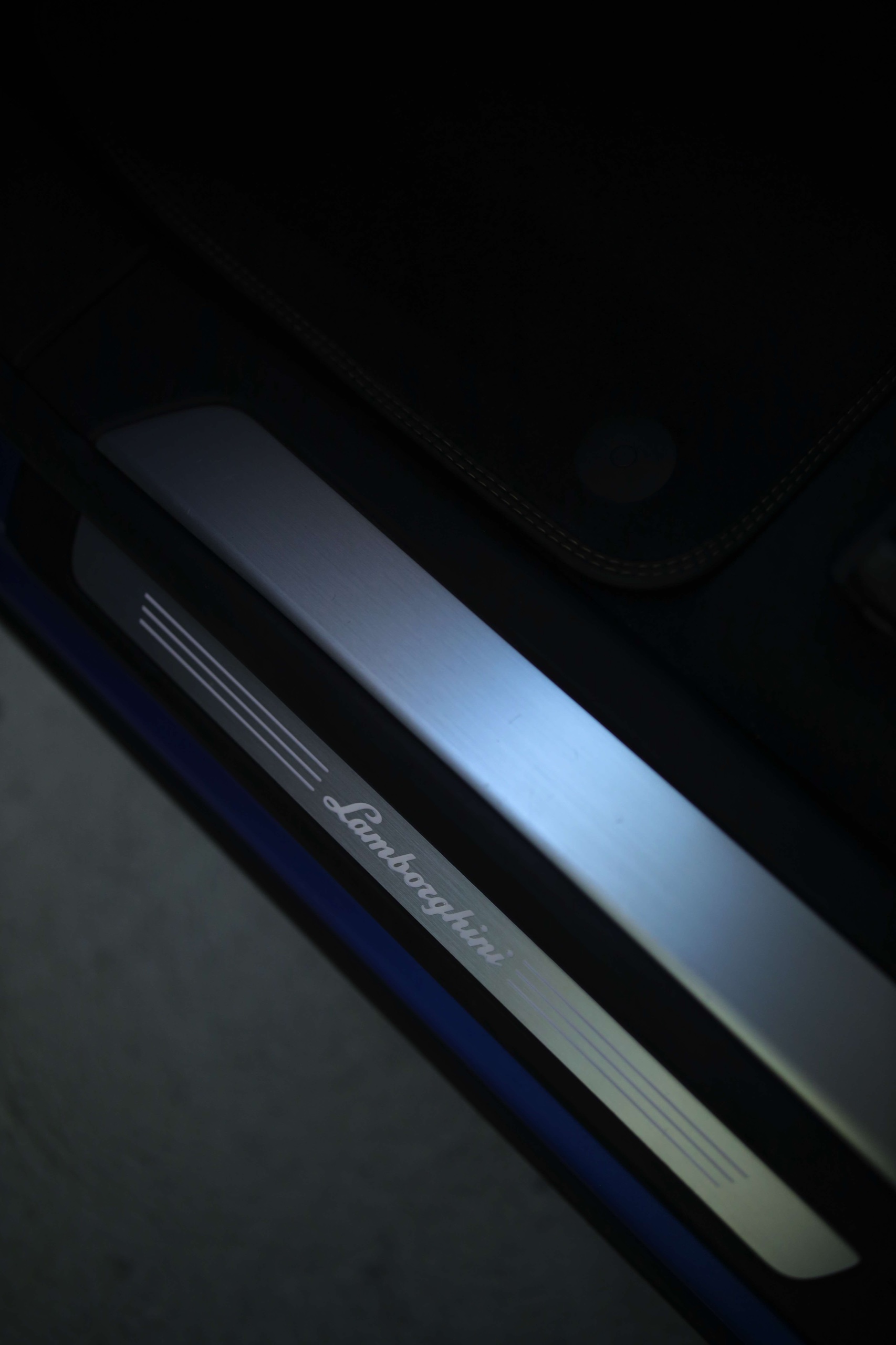 Lamborghini lettering on the Urus S door sill