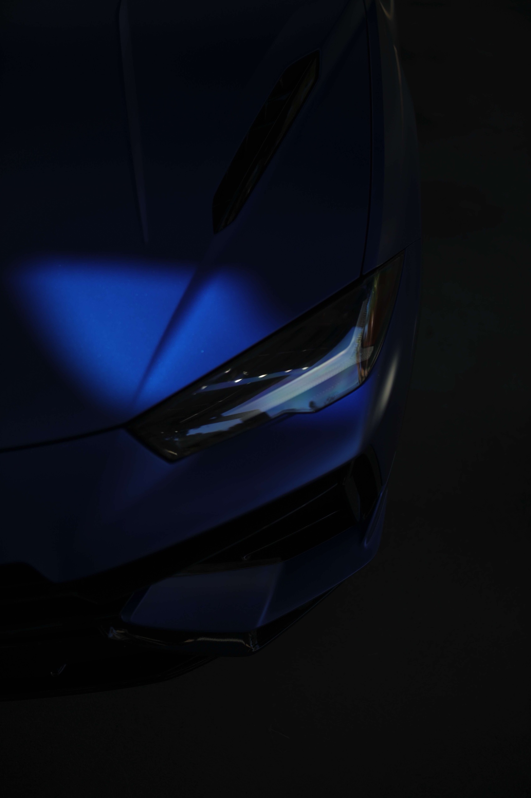 Close view of the Frozen Blue Lamborghini Urus S hood and headlight