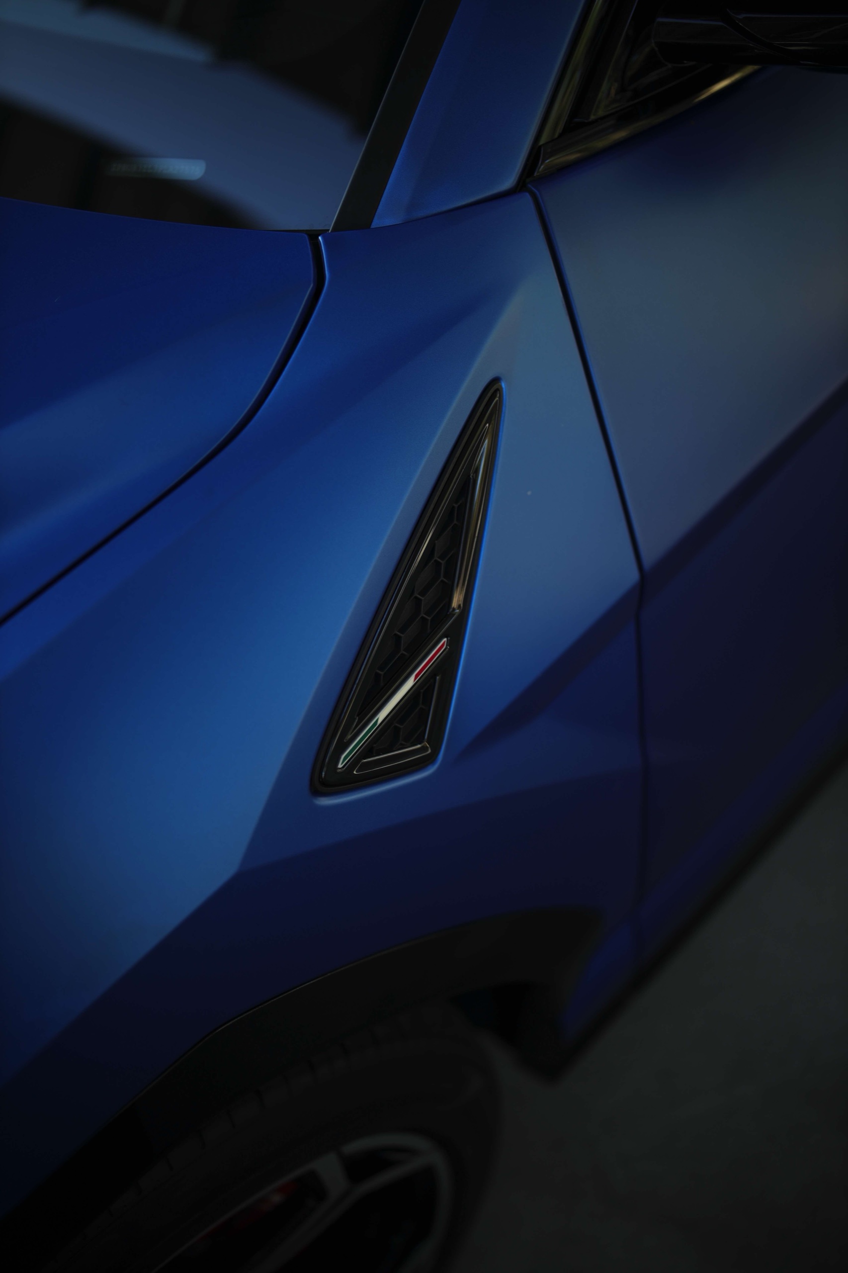 Lamborghini Urus S front fender vent in Frozen Blue