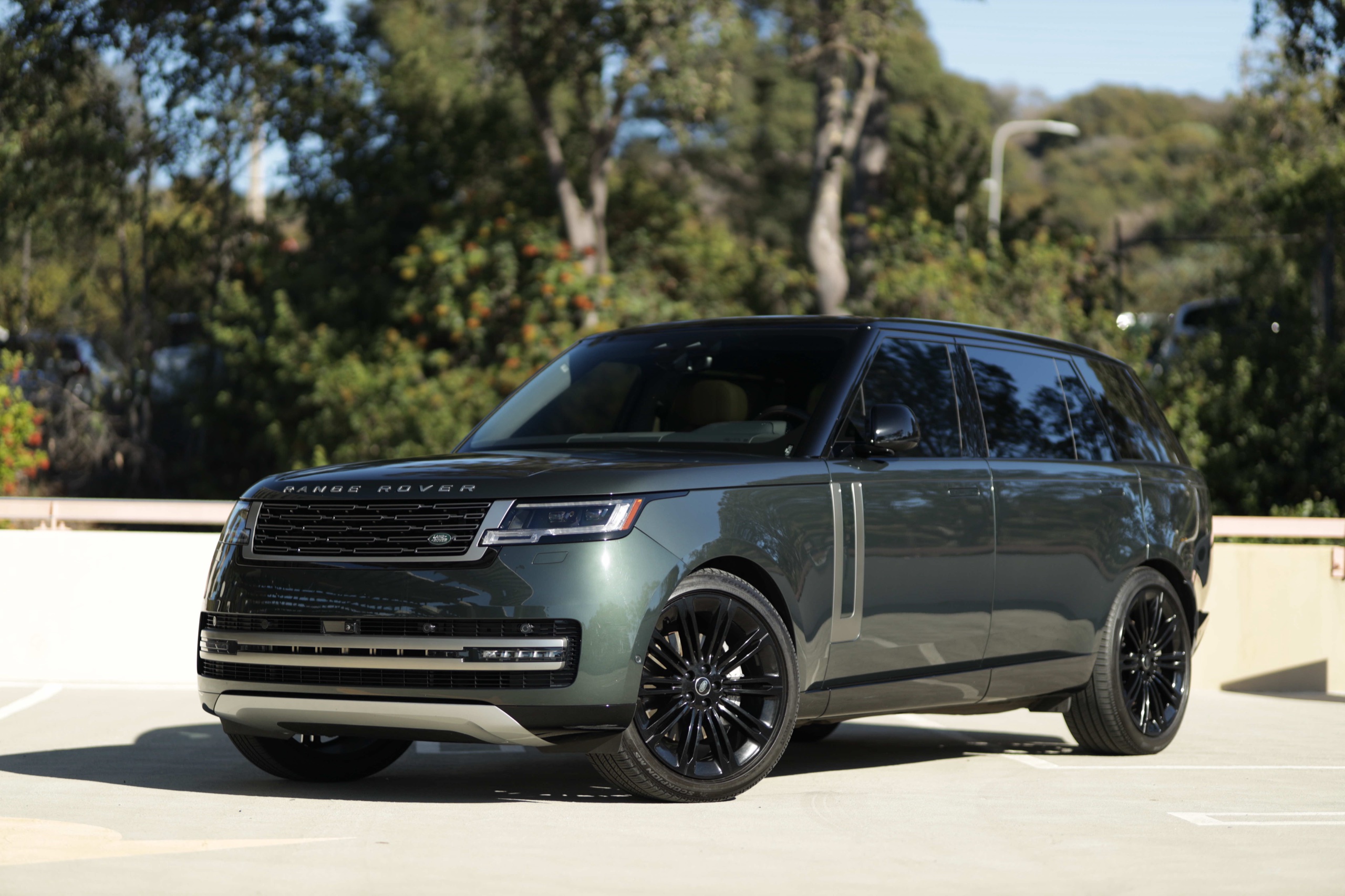 Green Range Rover SE P400 front three-quarter view with black wheels