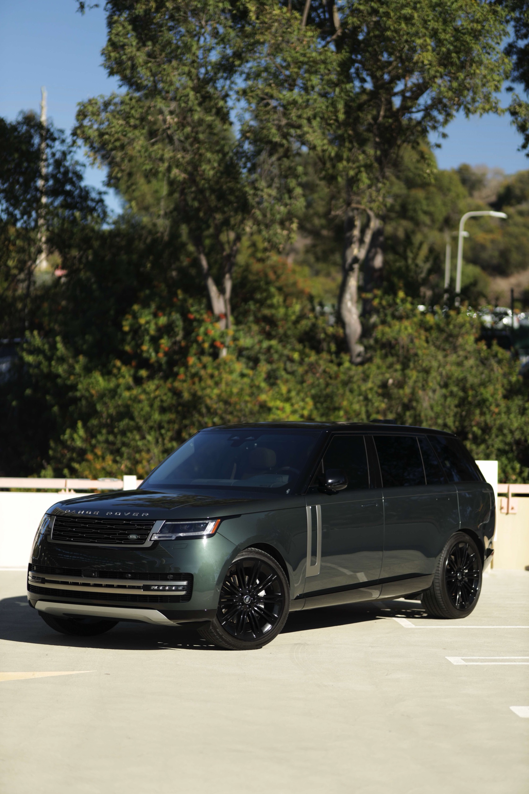 Green Range Rover SE P400 exterior from the front corner