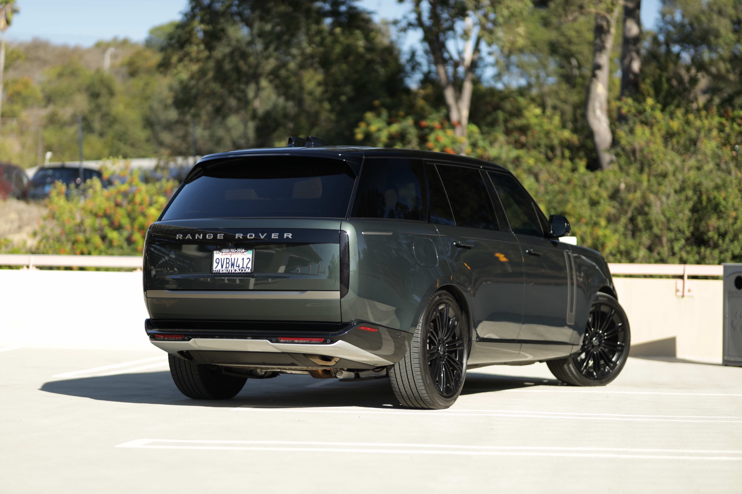 Green Range Rover SE P400 rear three-quarter view