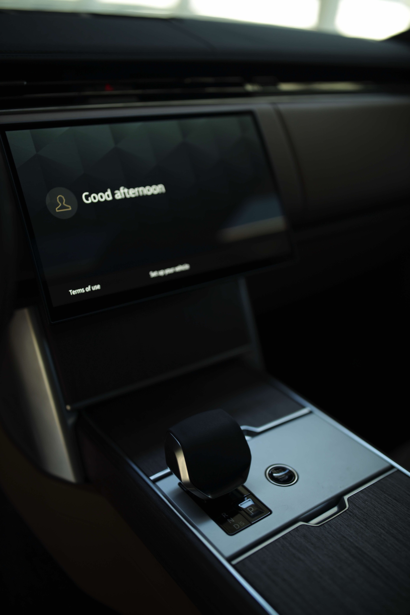 Range Rover SE P400 center touchscreen and gear selector