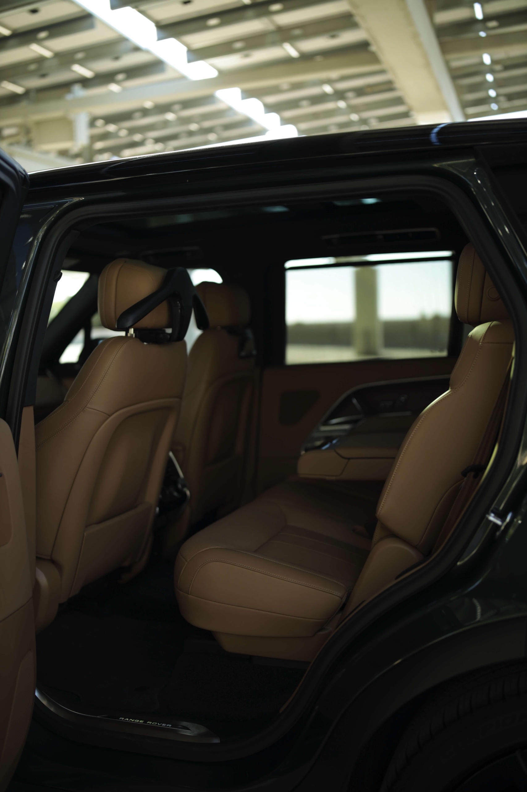 Range Rover SE P400 tan rear seats and front seatbacks