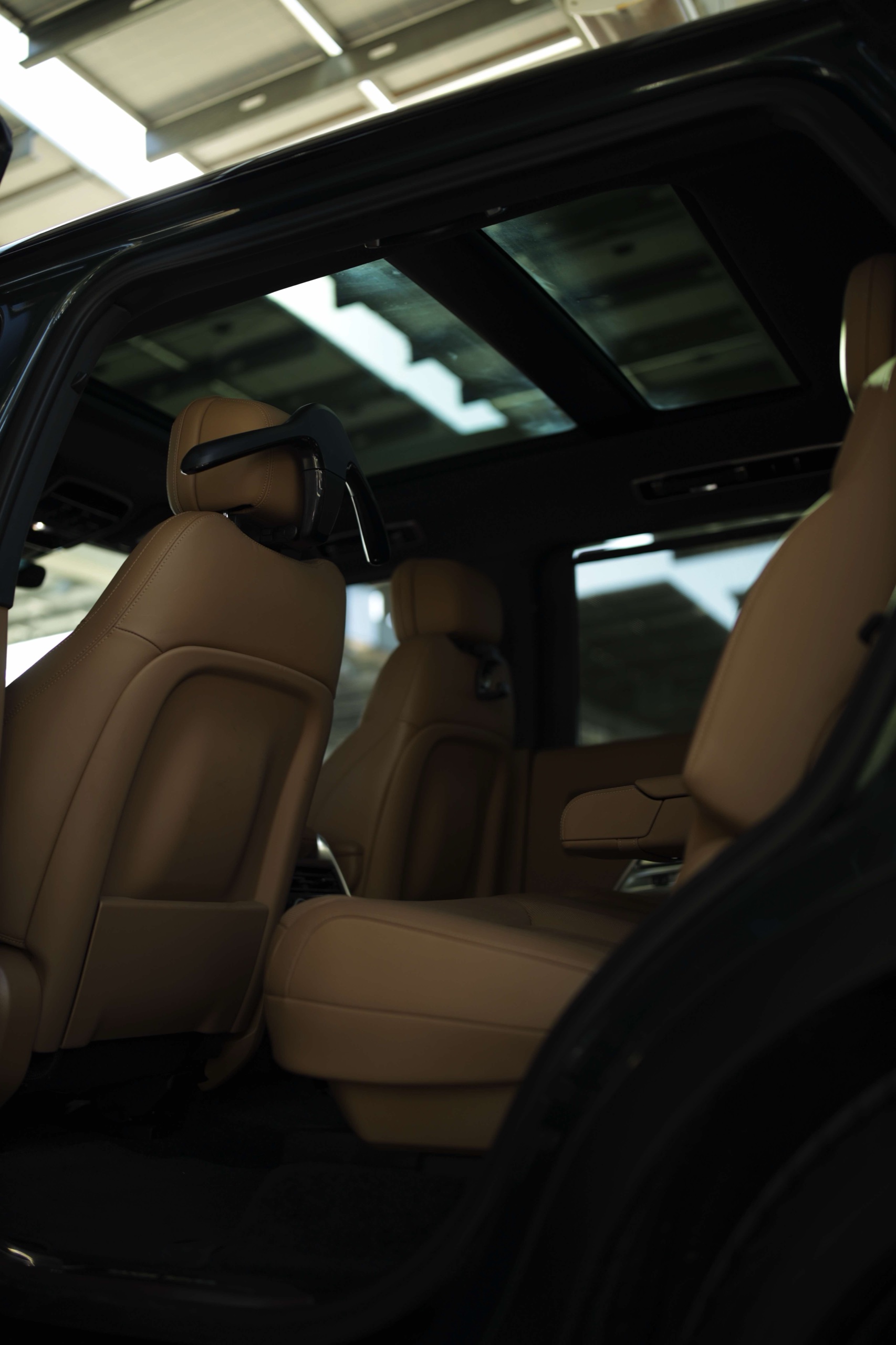 Range Rover SE P400 rear cabin screens and panoramic roof