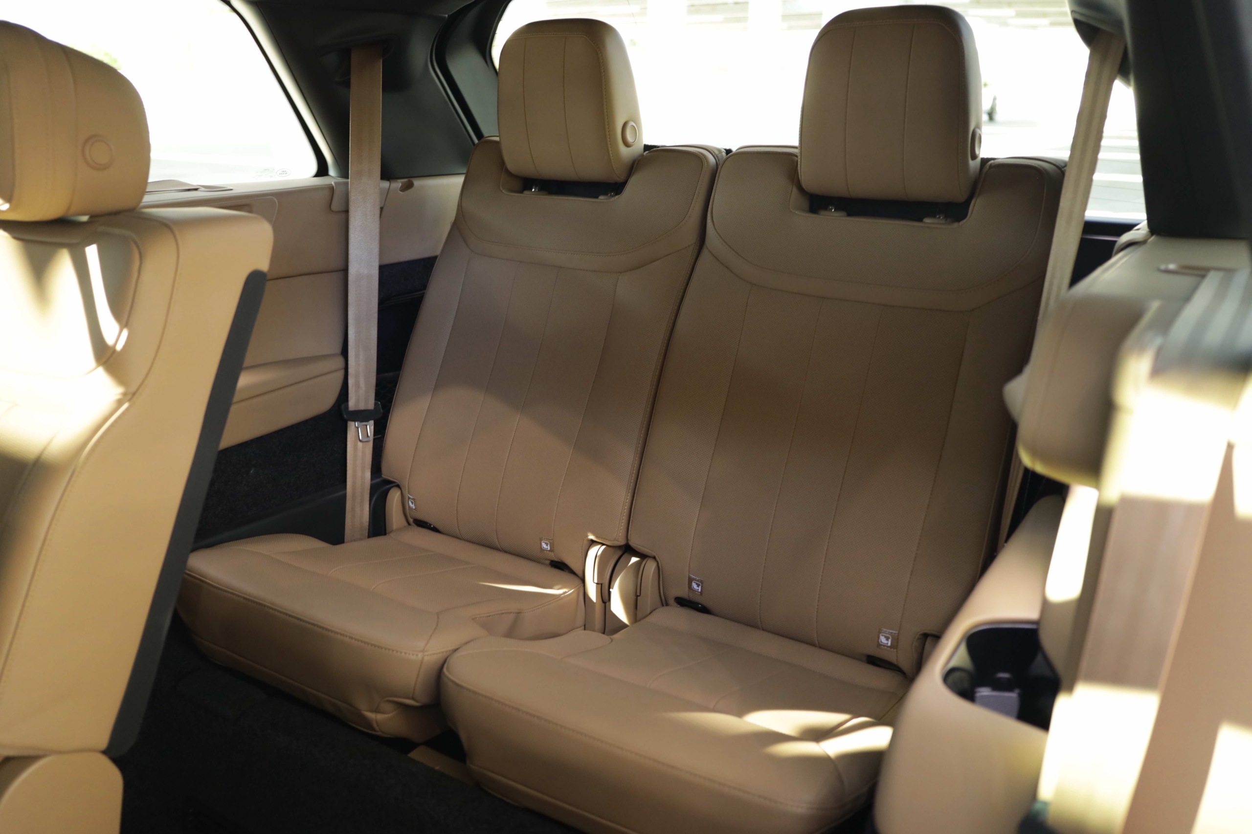 Range Rover SE P400 tan third-row seats