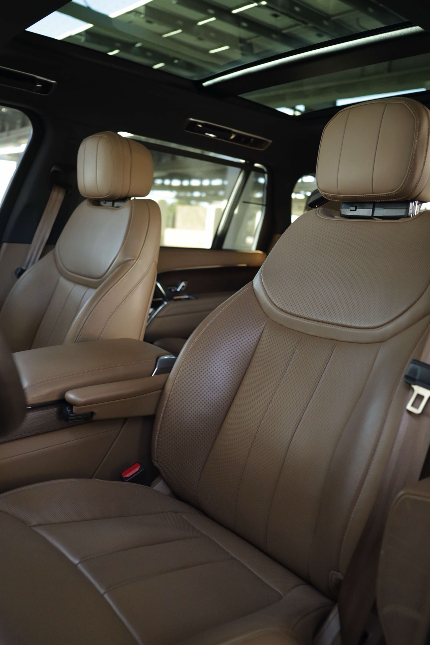 Range Rover SE P400 tan front seats and panoramic glass roof