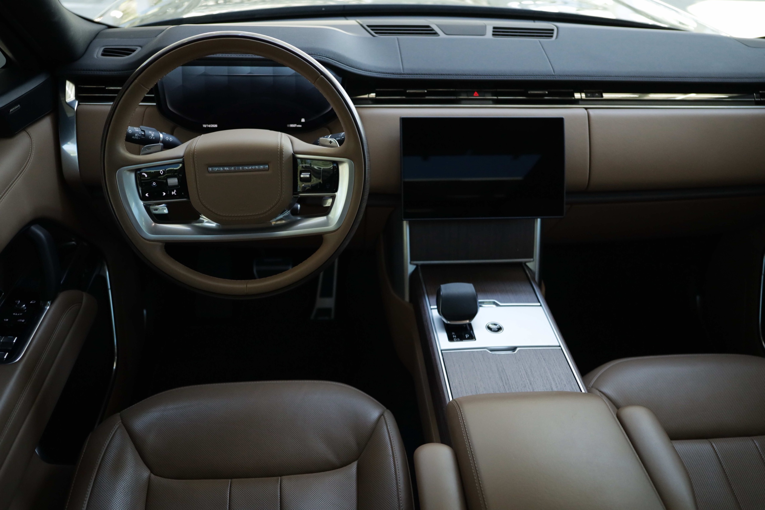 Range Rover SE P400 dashboard and center console