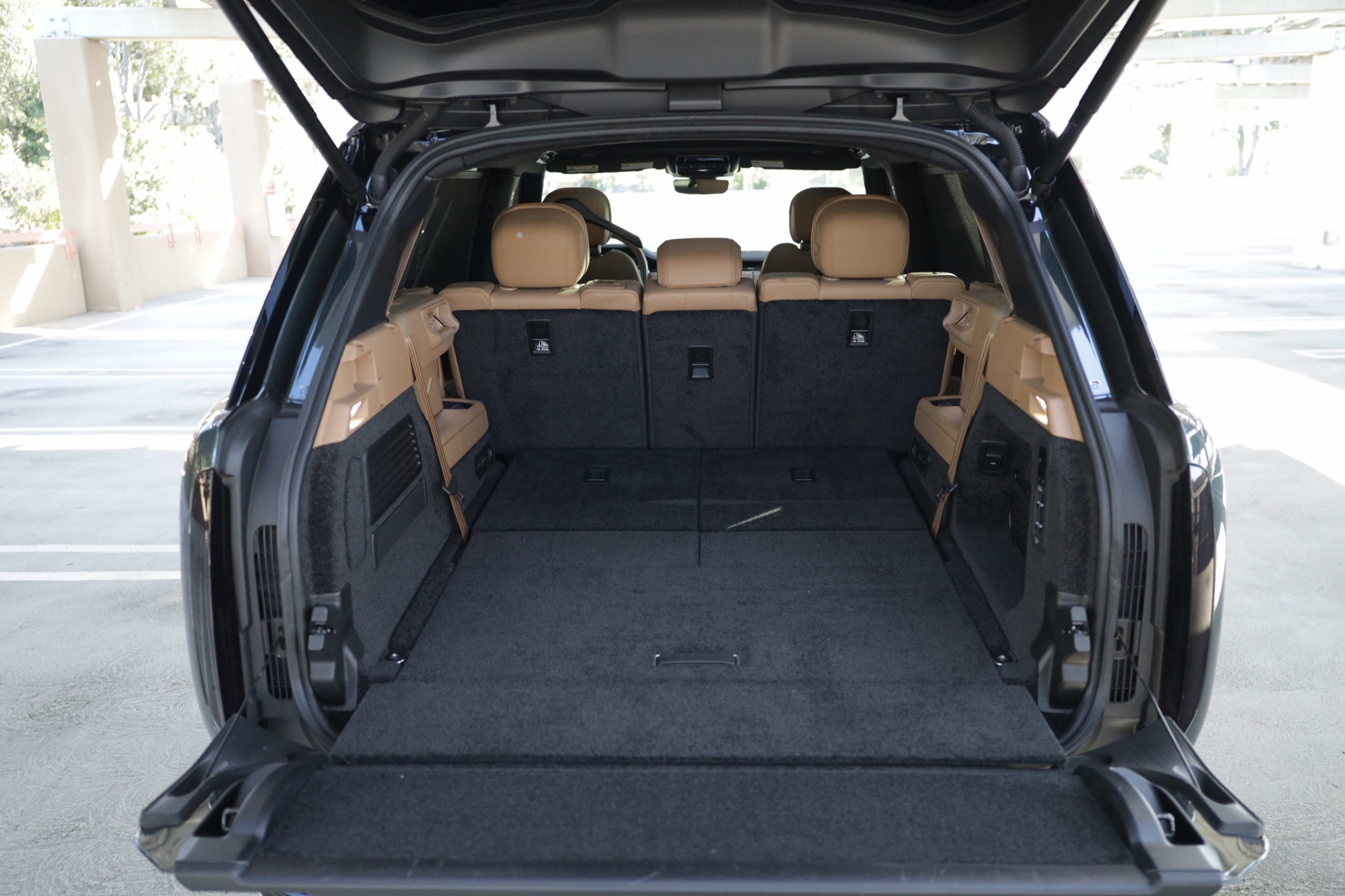 Range Rover SE P400 open cargo area with third row folded