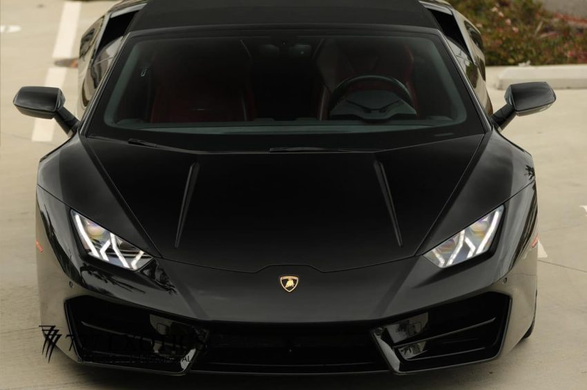 front view of black huracan spyder