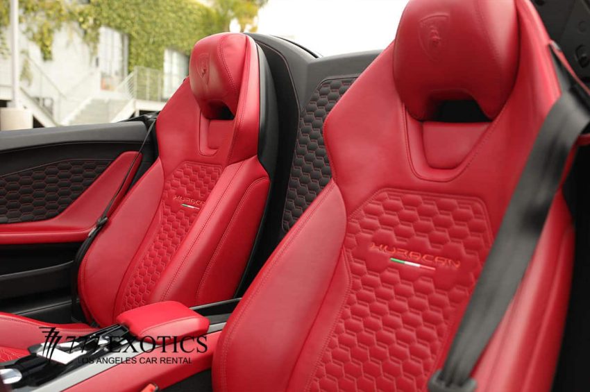 leather seats of black huracan spyder