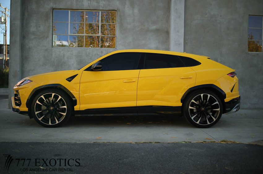 side view of lamborghini urus
