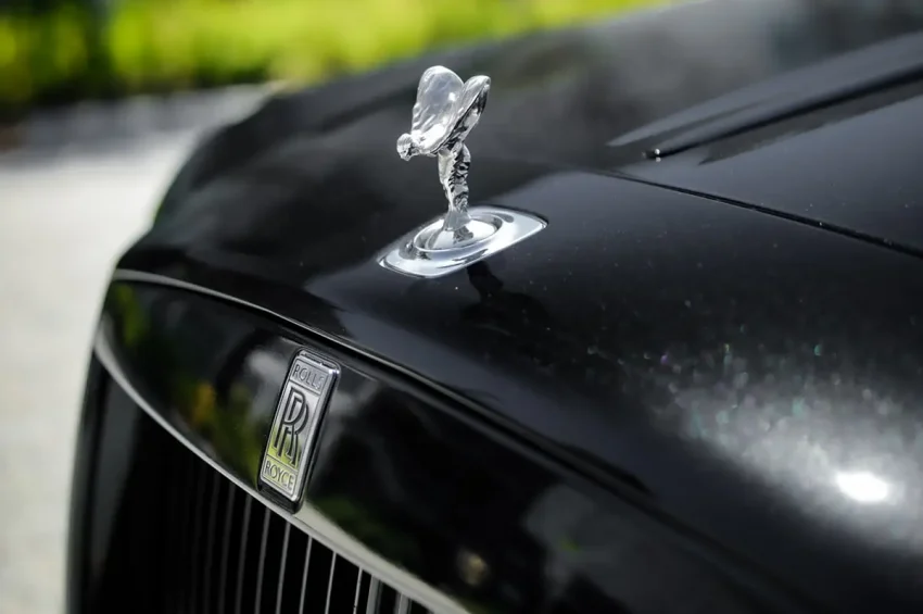 Rolls-Royce-Dawn-Black-Front-Badge-View