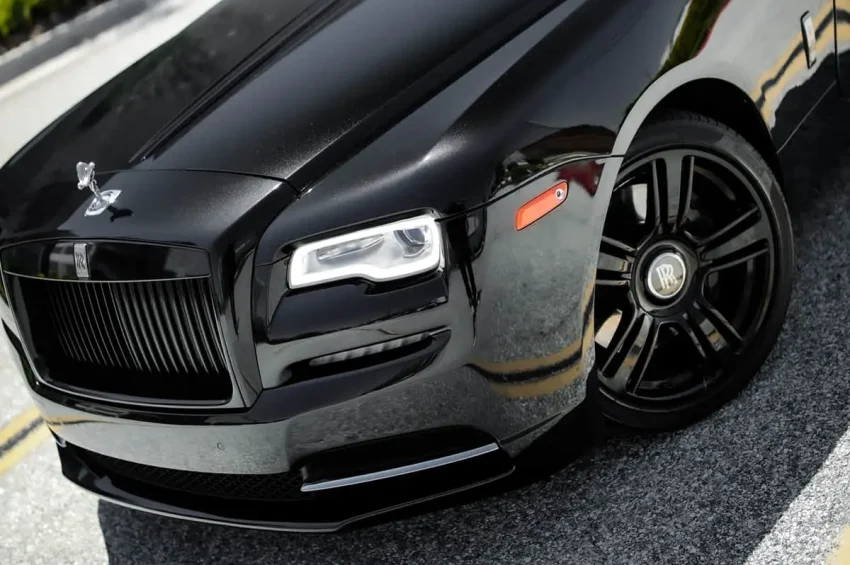 Rolls-Royce-Dawn-Black-Open-Top-Driving-Tilted-View