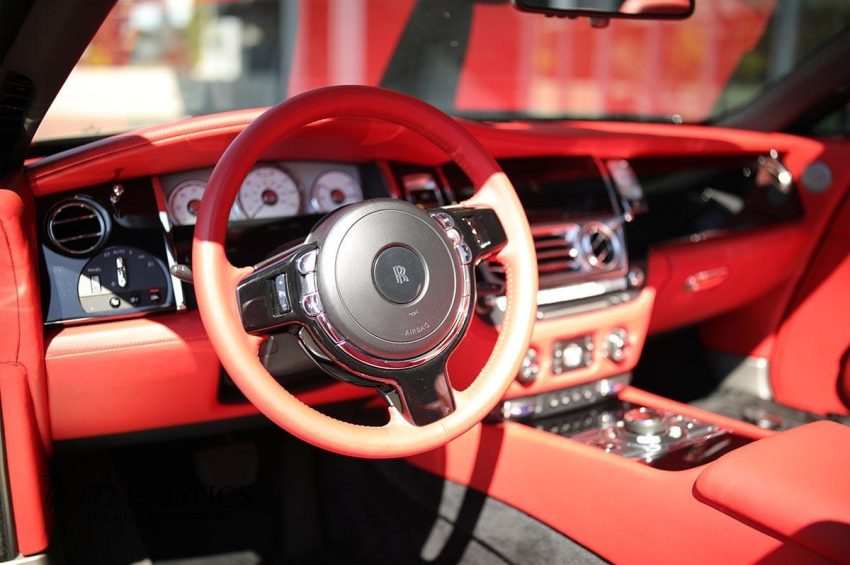 steering wheel of rolls royce dawn