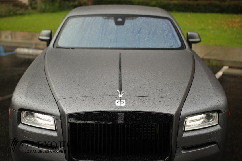 front view of rolls royce wraith
