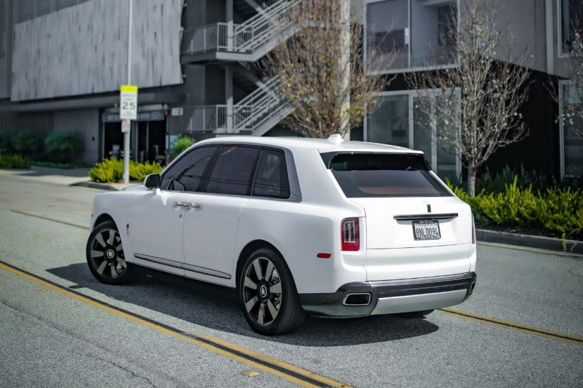 Rolls-royce-cullinan-white-back-side-view-i