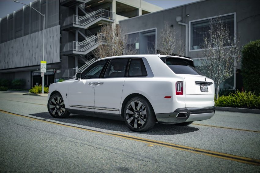 Rolls-royce-cullinan-white-back-side-view