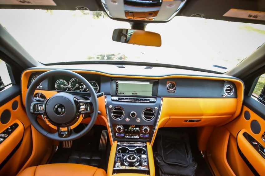 Rolls-royce-cullinan-white-front-drive