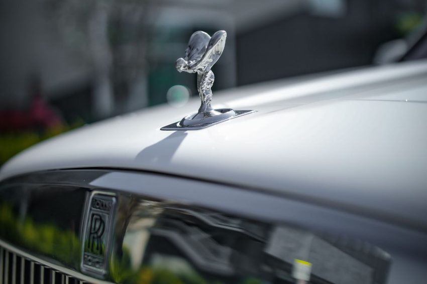 Rolls-royce-cullinan-white-front-emblem