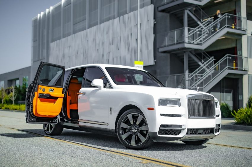 Rolls-royce-cullinan-white-front-left-side-open-door-view