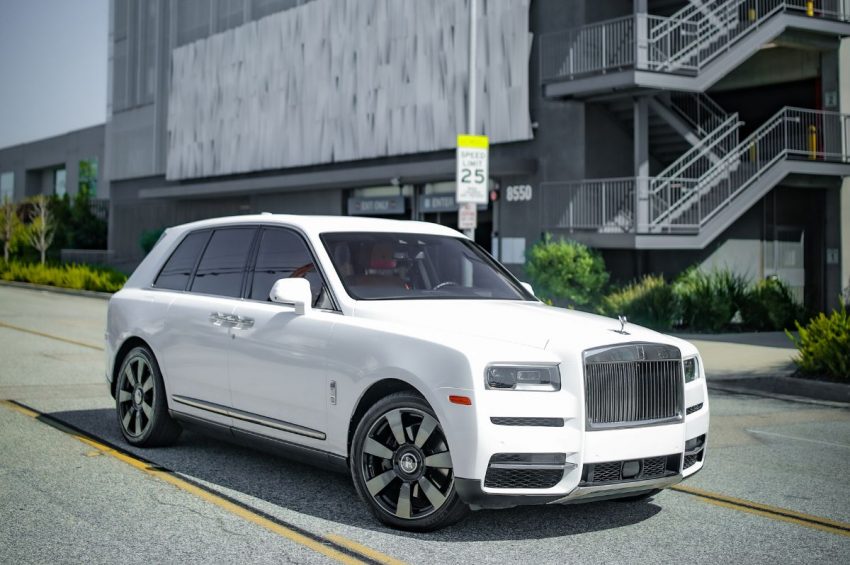 Rolls-royce-cullinan-white-front-left-side-view-i