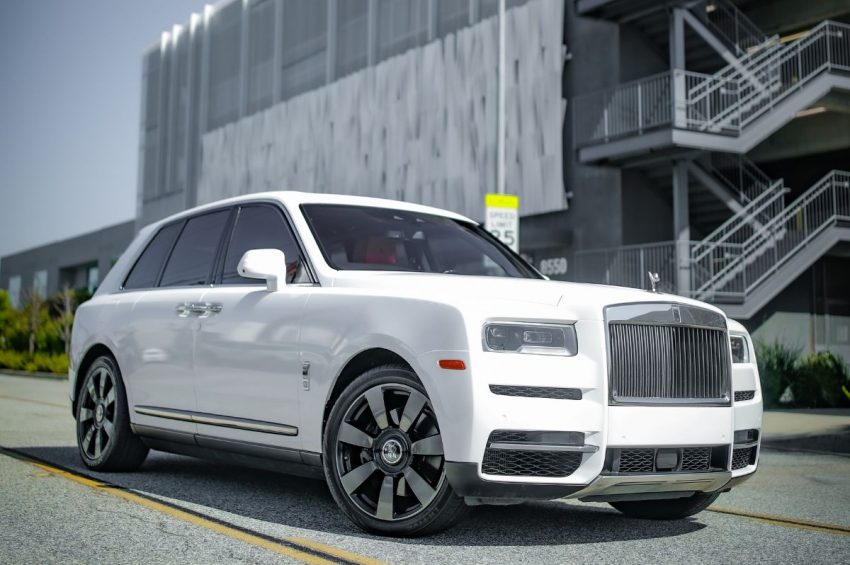Rolls-royce-cullinan-white-front-left-side-view