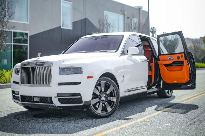 Rolls-royce-cullinan-white-front-side-view-open-door