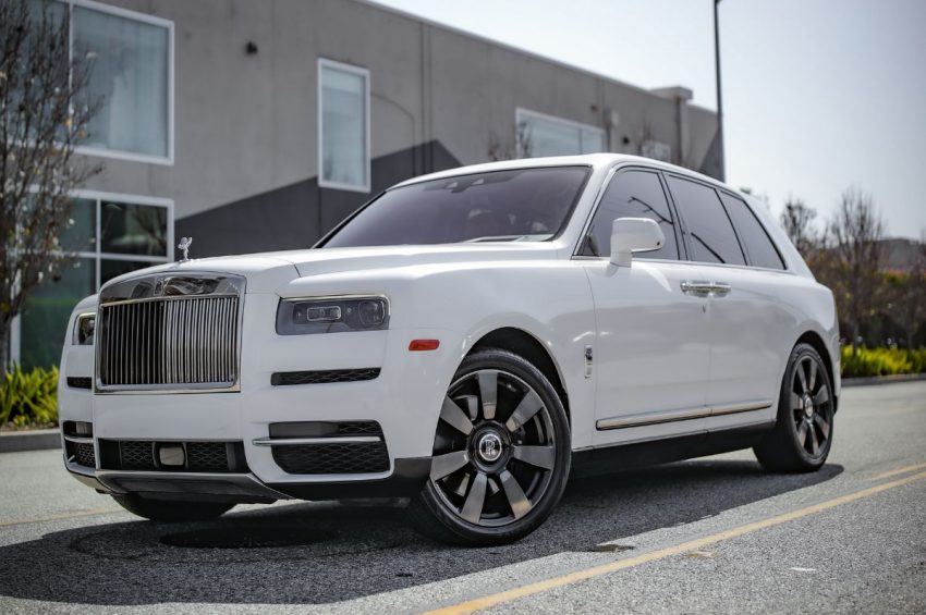 Rolls-royce-cullinan-white-front-side-view