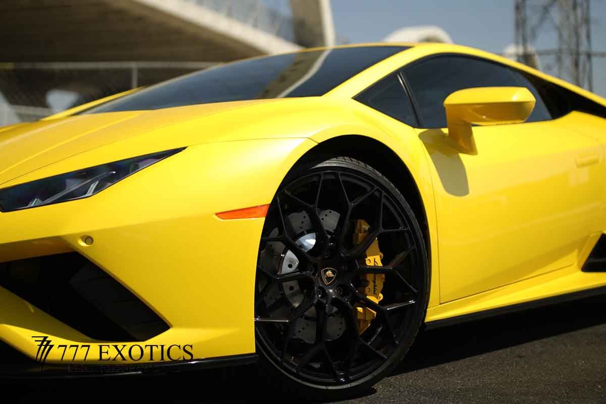 wheel view of the yellow lamborghini huracan